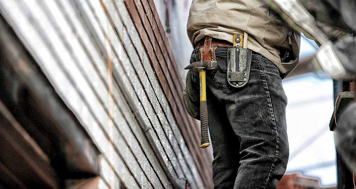How do you calculate holiday pay for workers who are not on fixed hours?